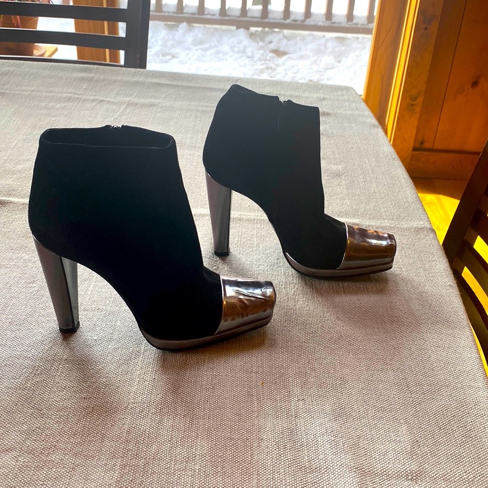 Pierre Hardy…. metallic and suede heeled booties.🌺